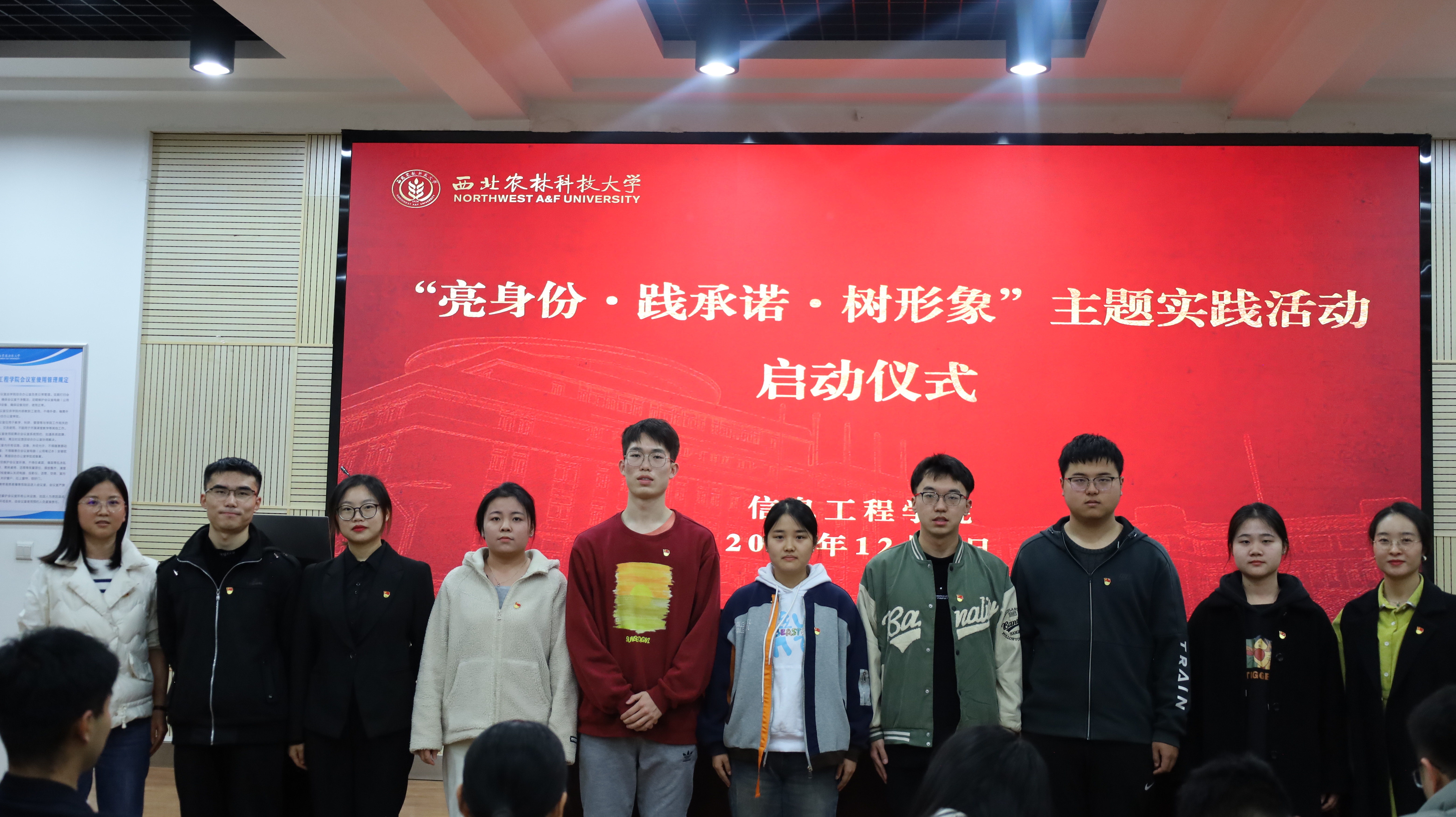 员工党支部书记为新发展党员代表佩戴党徽1.JPG