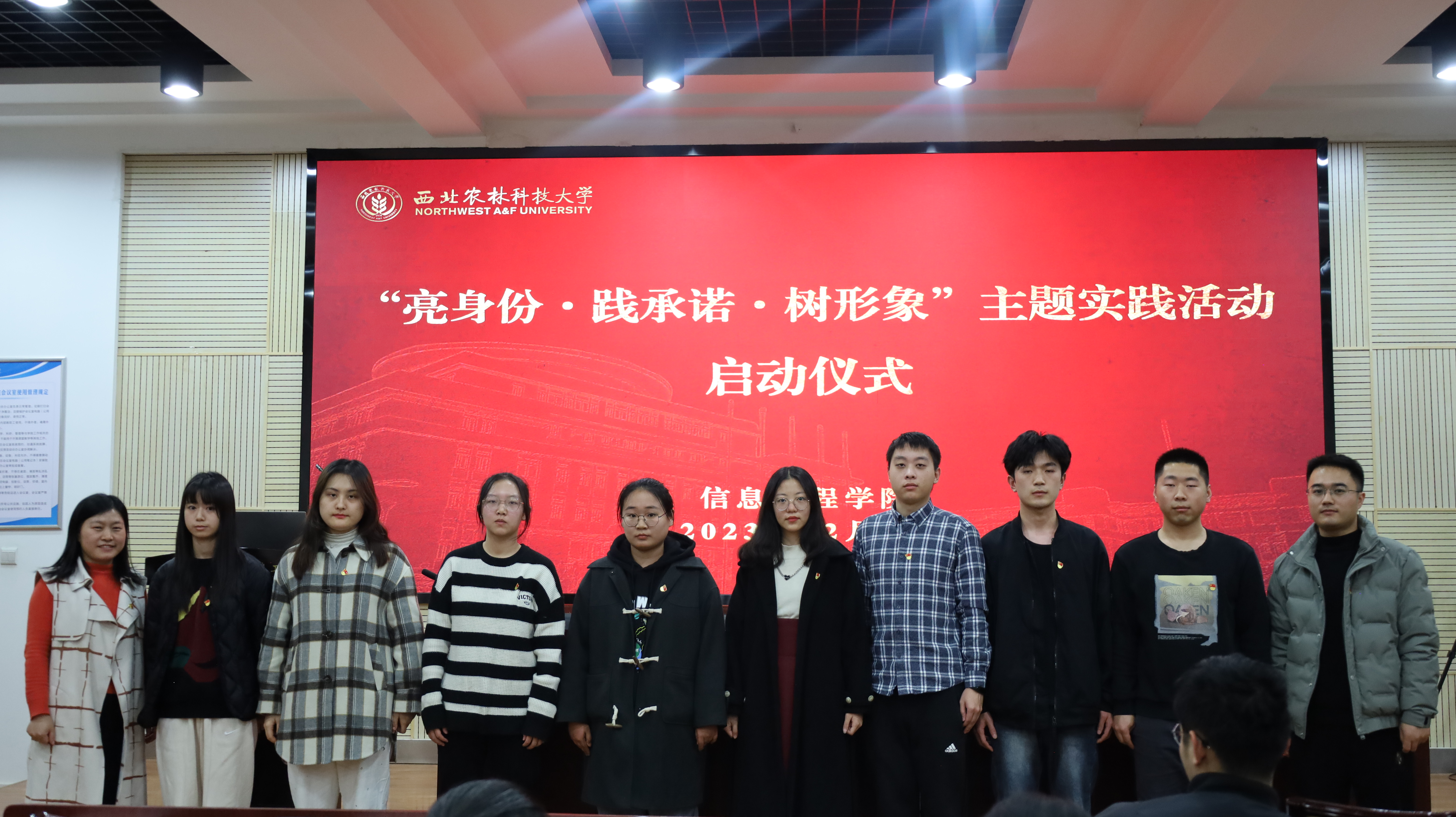 员工党支部书记为新发展党员代表佩戴党徽2.JPG