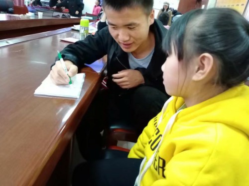 067f261e6053463382c63a43dea96873.jpeg 志愿者为小朋友讲题.jpeg