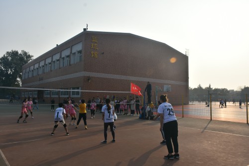 254725c29fdc41a89fd65b84479e4107.jpg 女排对决.JPG