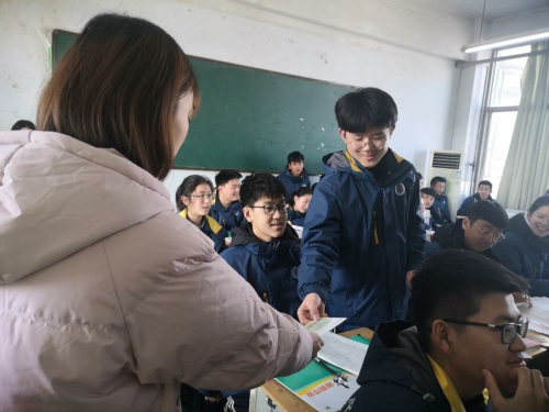 88a5ac36e0de47e3a74d695e7e9dc1a6.jpg 发放西农明信片.jpg