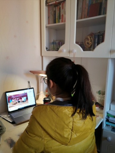 8b54ed0cf9504eb58690071a1bbb13ba.jpg 员工观看信仰公开课.jpg