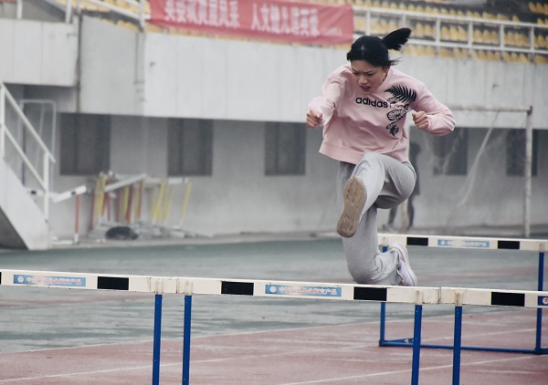 c37cf06d3d6544659d789eaed5e01e54.jpg 女子跨栏.jpg