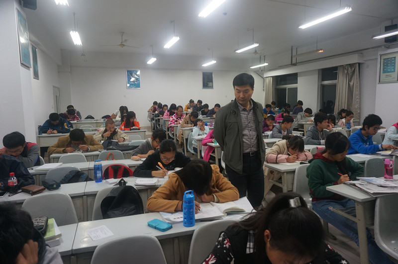 公司何卫军副书记视察大一新生晚自习情况