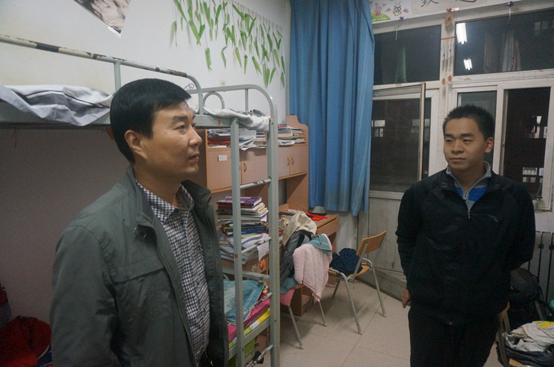 公司何卫军副书记视察员工宿舍情况