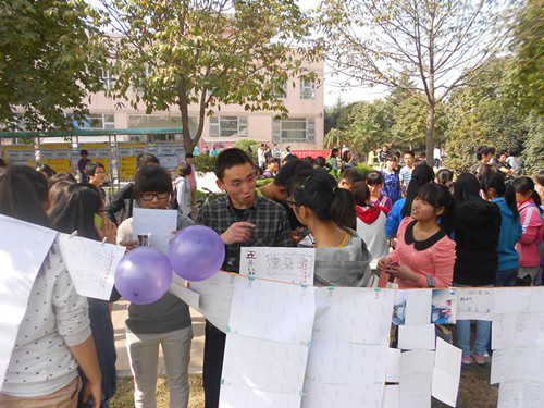 仵老师与同学交流 仵老师与同学交流